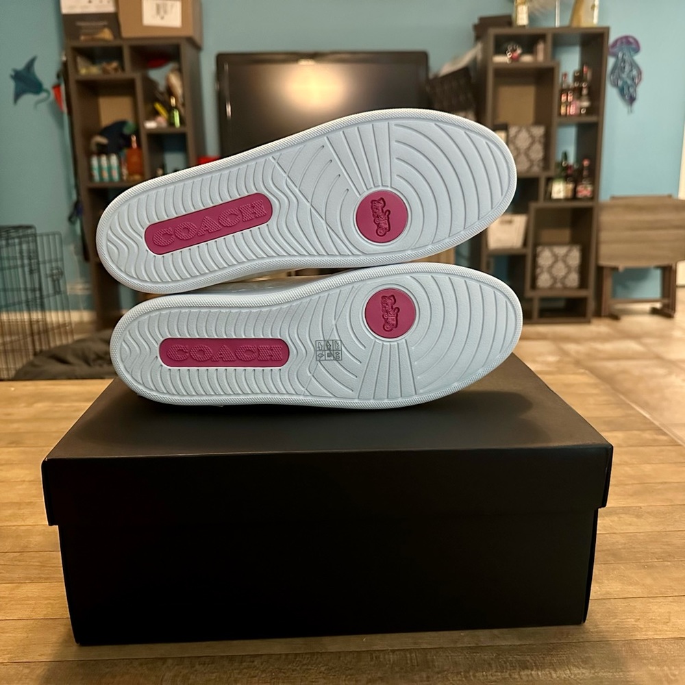 Coach Clip Low Top Sneaker In Signature Canvas in Optic White Petunia Size 10 - Picture 8 of 13